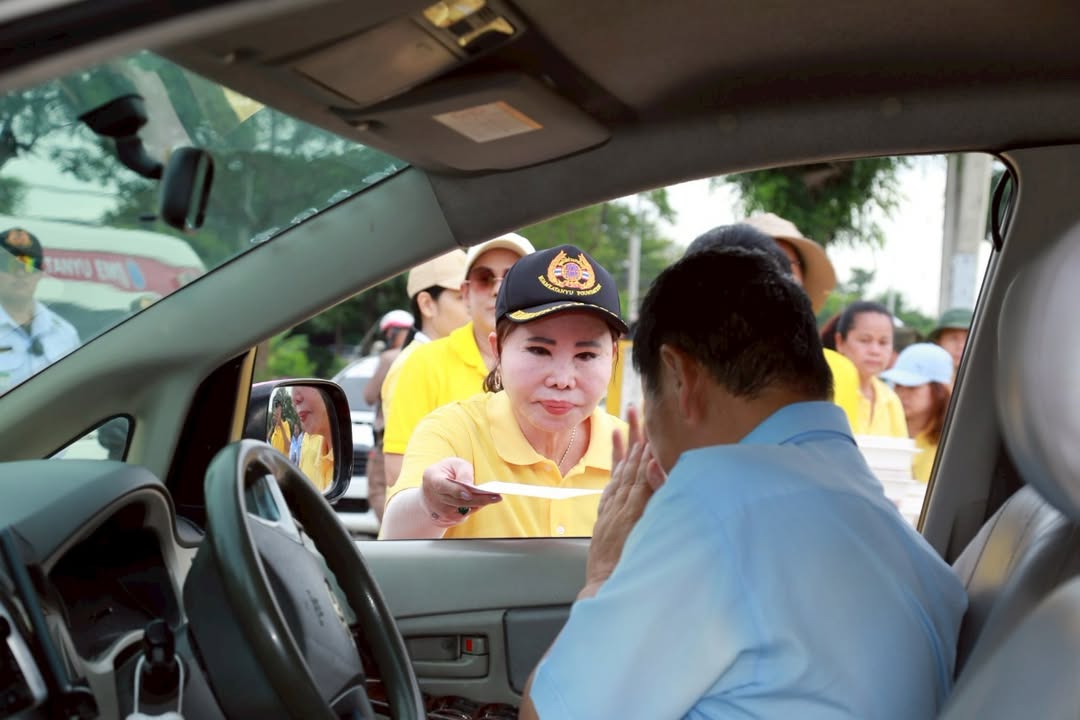 ประมวลภาพ-แท็กซี่ปลื้มใจมูลนิธิร่วมกตัญญู-แจกเงินและถุง