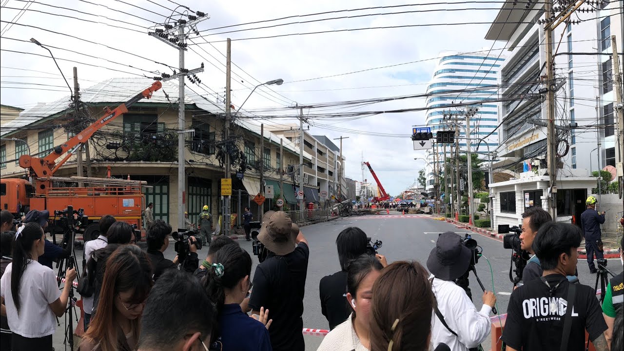 สด-เกาะติดเหตุถนนทรุดตัว-หน้าวชิรพยาบาล