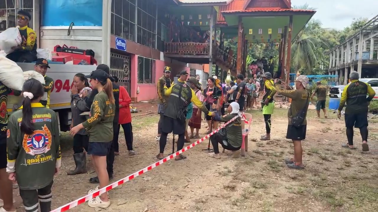 สด….-มูลนิธิร่วมกตัญญู-￼-แจกสิ่งของเพื่อเยียวยา-ให้แก