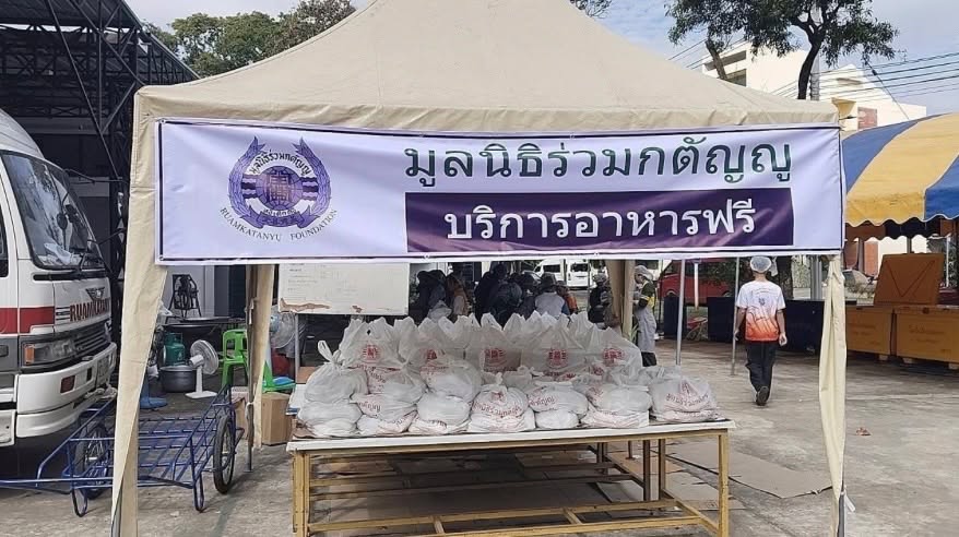 ทีมโรงครัวสนามร่วมกตัญญู-ทั้งจากส่วนกลาง-และ-ทีมอาสาสมั