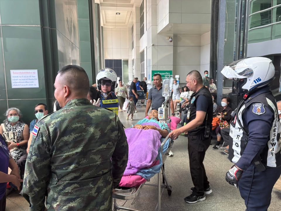 #13:20-น-ขบวนรถพยาบาล-พร้อมทหารกล้าทั้ง-3-นาย-จาก-จ.สุ