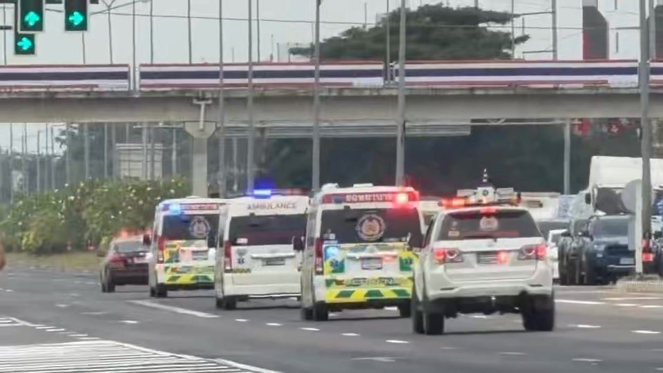 26-ธค.68-โปรดให้ทางและส่งกำลังใจ-รถพยาบาล-เคลื่อนย้ายท