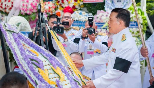 พระบาทสมเด็จพระเจ้าอยู่หัว-พร้อมด้วยสมเด็จพระนางเจ้า-ฯ