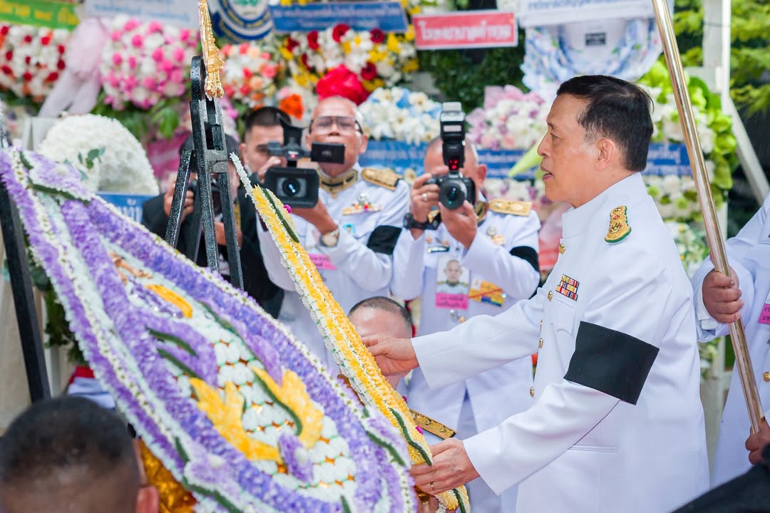 พระบาทสมเด็จพระเจ้าอยู่หัว-พร้อมด้วยสมเด็จพระนางเจ้า-ฯ